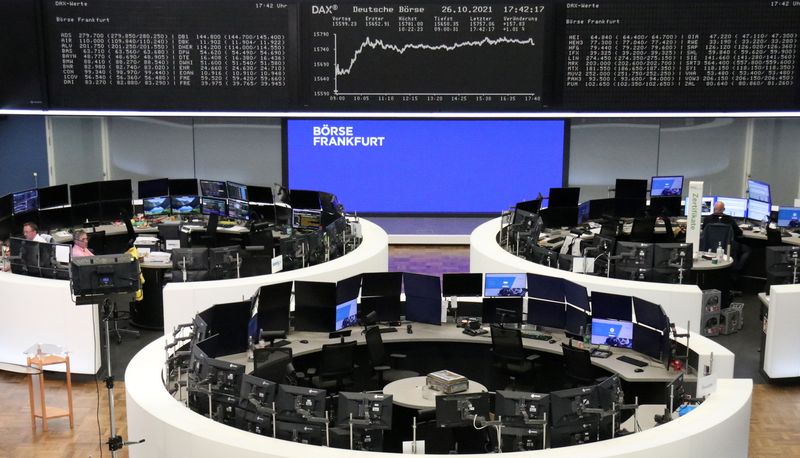 © Reuters. FILE PHOTO: The German share price index DAX graph is pictured at the stock exchange in Frankfurt, Germany, October 26, 2021. REUTERS/Staff
