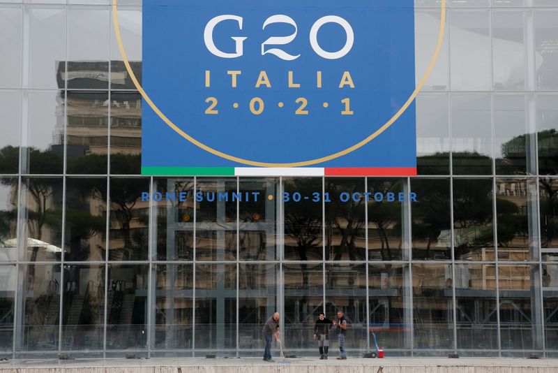 &copy; Reuters. FILE PHOTO: Workers clean in front of the Rome Convention Centre 'La Nuvola', in the city's EUR district, that will host the G20 summit with heads of state from major nations for a two-day meeting from October 30-31, in Rome, Italy, October 22, 2021. REUT