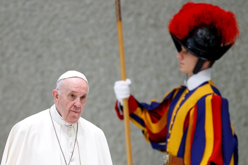 &copy; Reuters. El Papa Francisco llega a una reunión en el Aula de Audiencias Pablo VI en el Vaticano, 25 de octubre de 2021. EUTERS/Guglielmo Mangiapane/File Photo