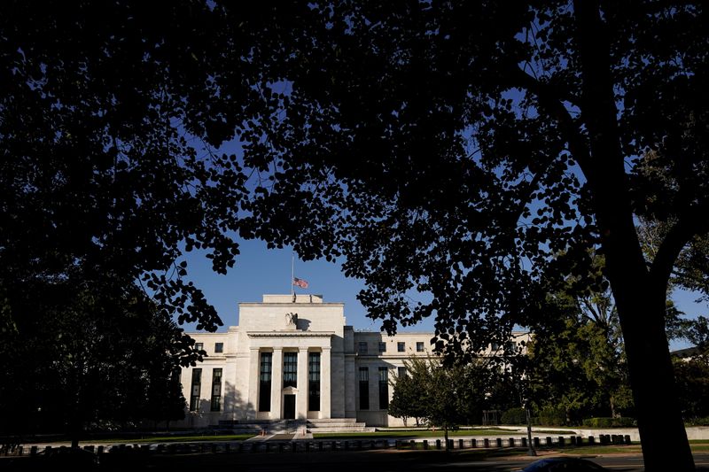 &copy; Reuters. The Federal Reserve building is seen in Washington, U.S., October 20, 2021. REUTERS/Joshua Roberts/File Photo