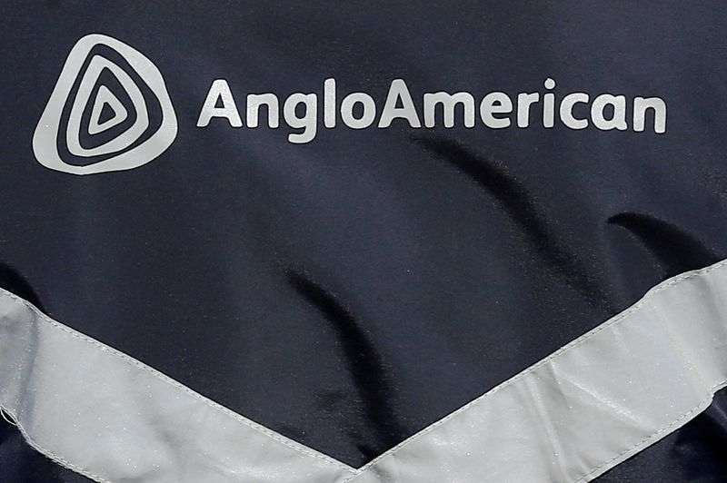 © Reuters. FILE PHOTO: The logo of Anglo American is seen on a jacket of an employee at the Los Bronces copper mine, in the outskirts of Santiago, Chile March 14, 2019 REUTERS/Rodrigo Garrido
