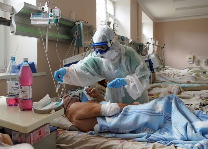 &copy; Reuters. A medical specialist treats a patient in a ward at a regional clinical hospital's unit for people suffering from the coronavirus disease (COVID-19) in Tver, Russia October 28, 2021. REUTERS/Tatyana Makeyeva