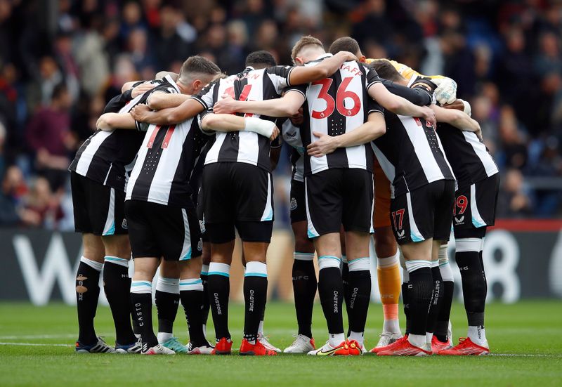 &copy; Reuters. FILE PHOTO: Soccer - England - Premier League - Crystal Palace v Newcastle United - Selhurst Park, London, Britain - October 23, 2021 Newcastle United players huddle before the match REUTERS/Peter Nicholls 