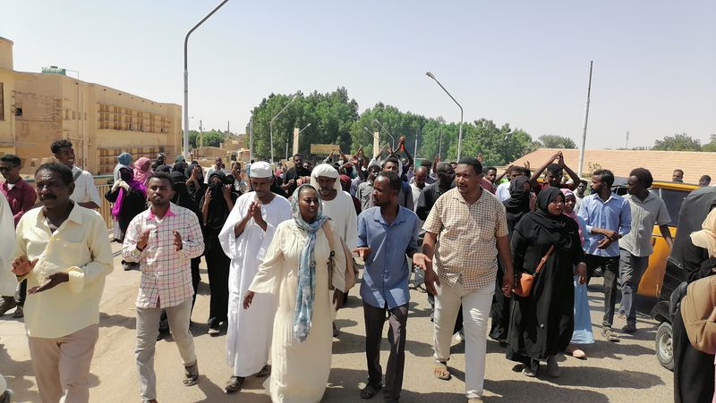 &copy; Reuters. سودانيون يرددون هتافات في مسيرة احتجاجا على استيلاء الجيش على السلطة في عطبرة في شمال شرق السودان يوم 27 أكتوبر تشرين الأول 2021. 
(صورة لرويترز