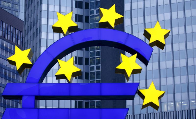 &copy; Reuters. مجسم لشعار اليورو خارج مقر البنك المركزي الأوروبي في فرانكفورت - صورة من أرشيف رويترز 