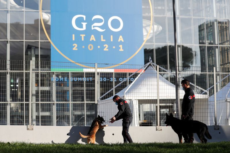 &copy; Reuters. Policiais inspecionam área perto de centro de convenções em Roma que abrigará as reuniões do G20
27/10/2021 REUTERS/Yara Nardi