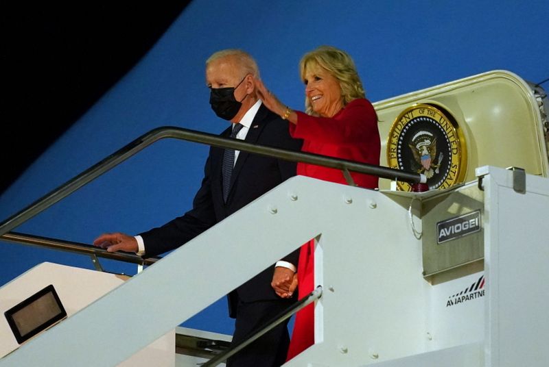 &copy; Reuters. El presidente de EEUU, Joe Biden, y la Primera Dama, Jill Biden, llegan al aeropuerto Fiumicino, Roma, Italia, 29 octubre 2021.
REUTERS/Kevin Lamarque