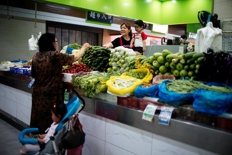 &copy; Reuters. Imagen de archivo. Mercado en las afueras de Shanghái