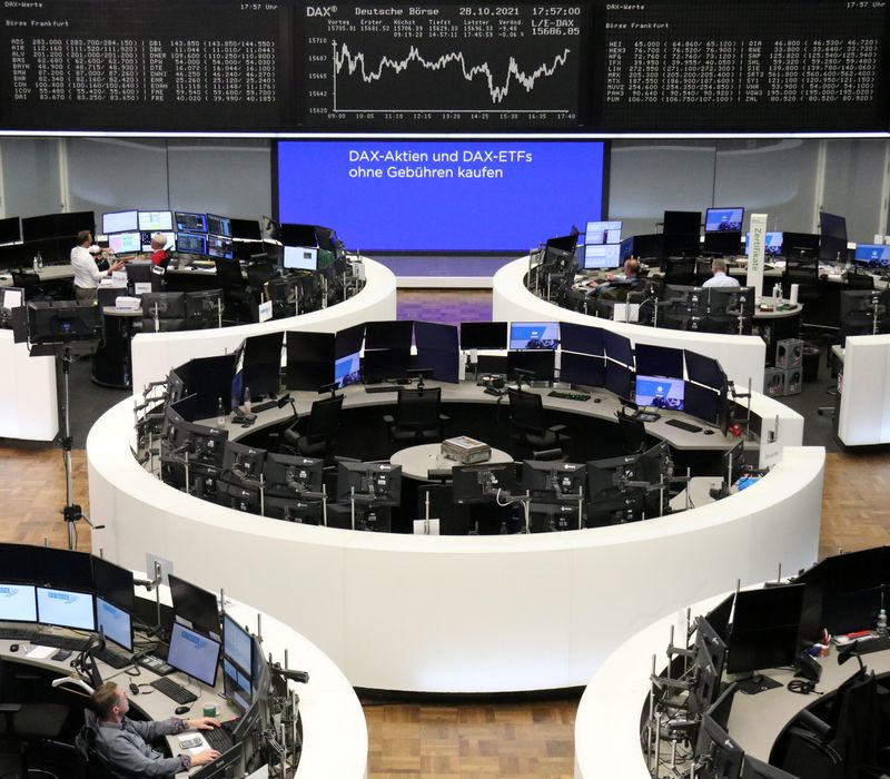 &copy; Reuters. Les Bourses européennes reculent à mi-séance vendredi. À Paris, le CAC 40 recule de 0,34% à 6.780,83 vers 11H45 GMT. À Francfort, le Dax perd 0,74% et à Londres, le FTSE abandonne 0,29%. /Photo prise le 28 octobre 2021/REUTERS