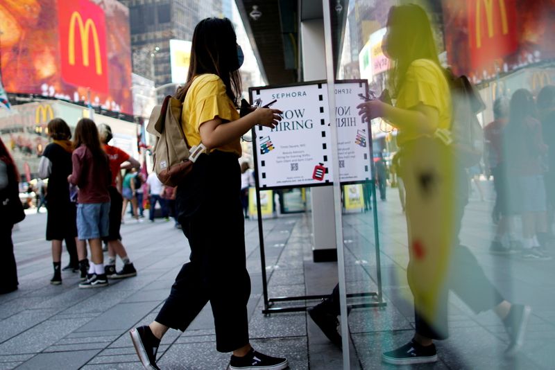 &copy; Reuters. امرأة تدخل متجرا بجواره لافتة تعلن عن فتح وظائف في تايمز سكوير في مدينة نيويورك الأمريكية يوم 6 أغسطس آب 2021. تصوير: إدواردو مونوز - رويترز.