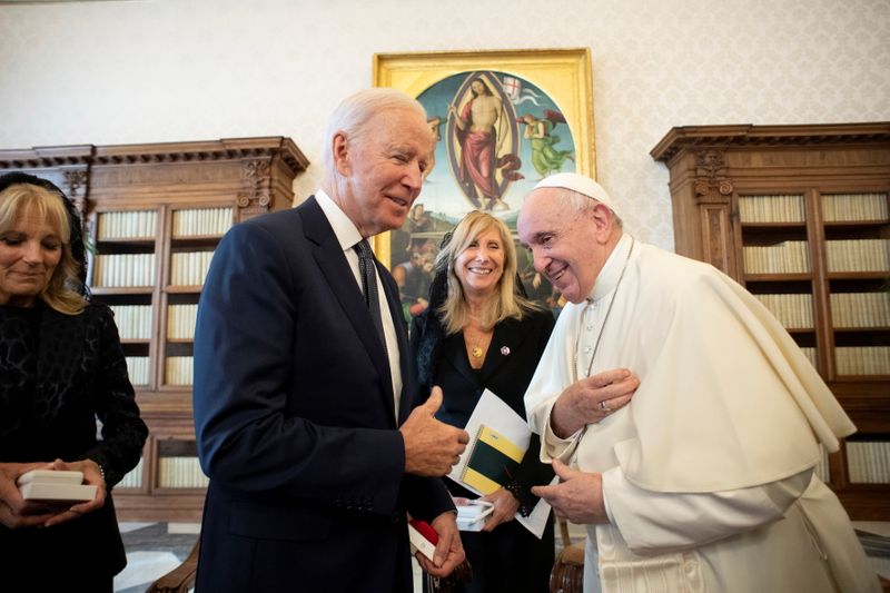 © Reuters. Pope Francis meets U.S. President Joe Biden and first lady Jill Biden at the Vatican, October 29, 2021.   Vatican Media/­via REUTERS     