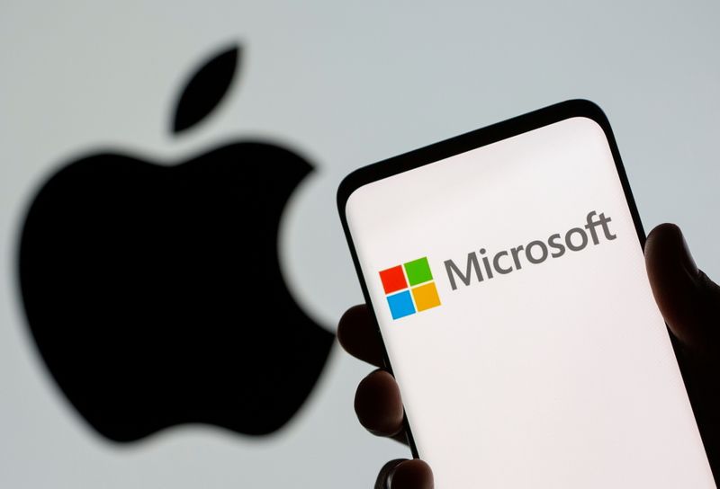 Apple se encamina a entregar a Microsoft la corona de compañía más valiosa  del mundo Por Reuters