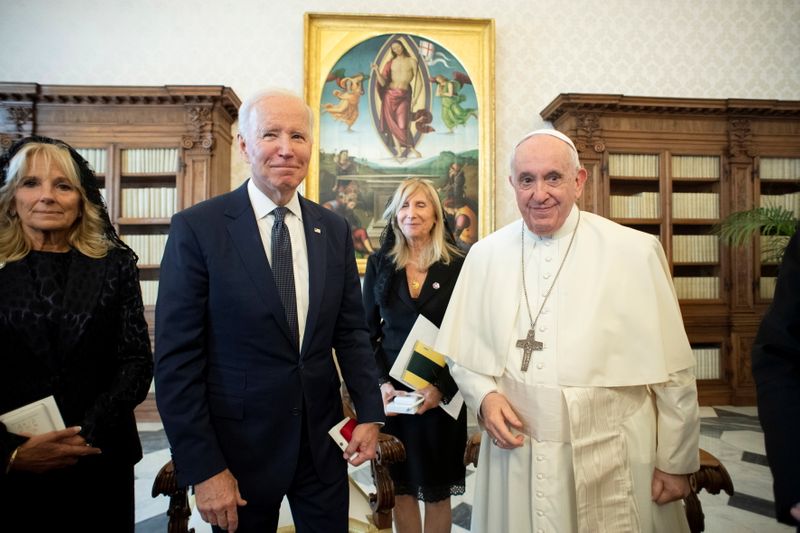 &copy; Reuters. Presidente dos Estados Unidos, Joe Biden, e primeira-dama dos EUA, Jill Biden, durante encontro com o papa Francisco no Vaticano
29/10/2021 Vatican Media/­Divulgação via REUTERS 