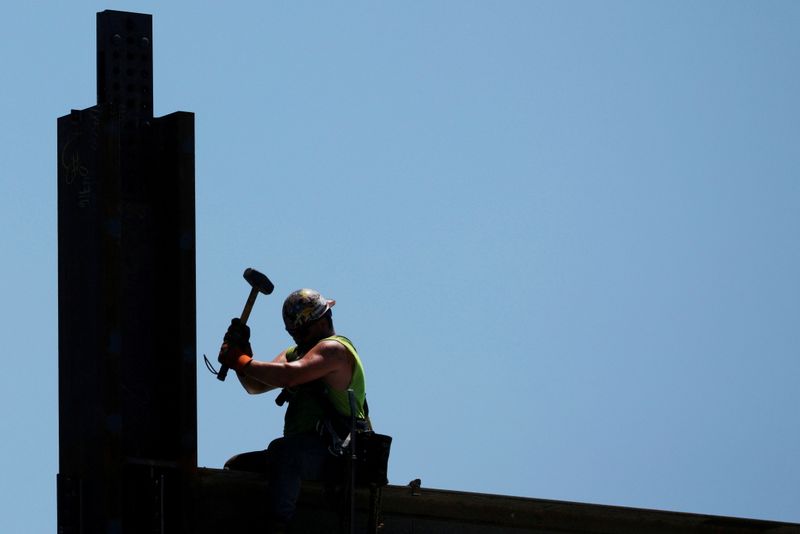 © Reuters. Trabalhador da construção civil instala vigas de aço em um prédio alto em Boston (EUA)
30/06/2021
REUTERS/Brian Snyder
