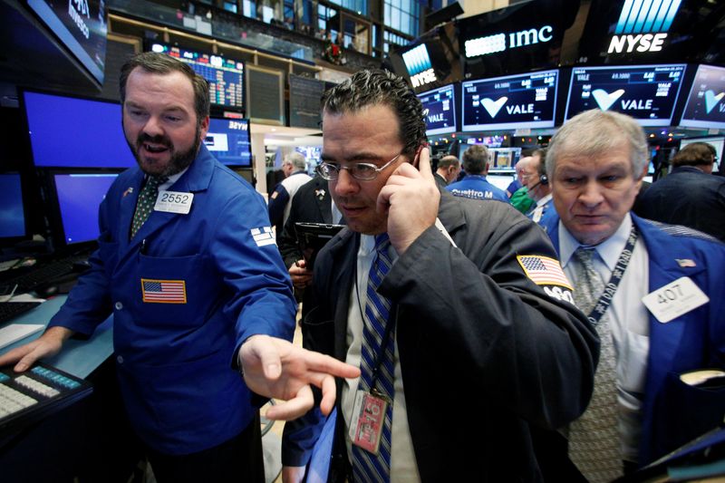 © Reuters. La Bourse de New York a ouvert en baisse vendredi. Dans les premiers échanges, l'indice Dow Jones est stable. /Photo d'archives/REUTERS/Brendan McDermid