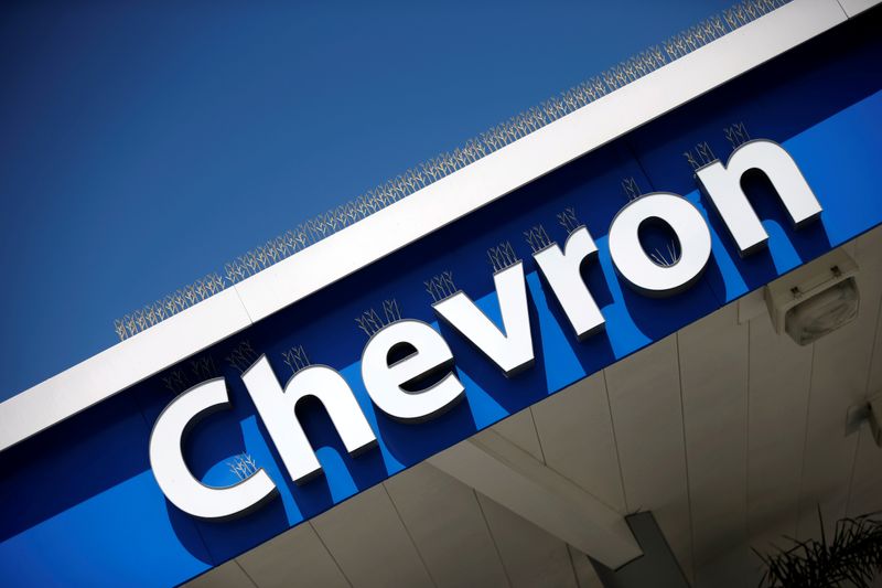 © Reuters. The logo of Dow Jones Industrial Average stock market index listed company Chevron (CVX) is seen in Los Angeles, California, United States, April 12, 2016. REUTERS/Lucy Nicholson/File Photo