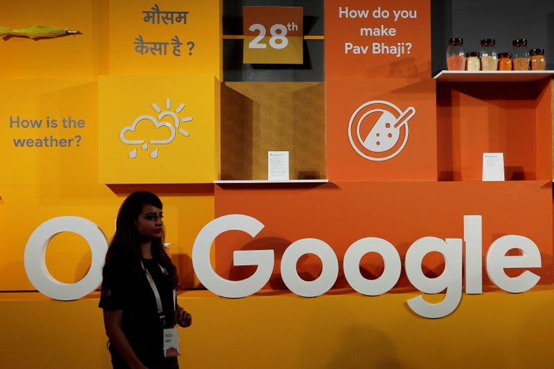 © Reuters. Mulher caminha pelo logotipo do Google durante um evento em Nova Deli, Índia,
28/08/2018
REUTERS/Adnan Abidi
