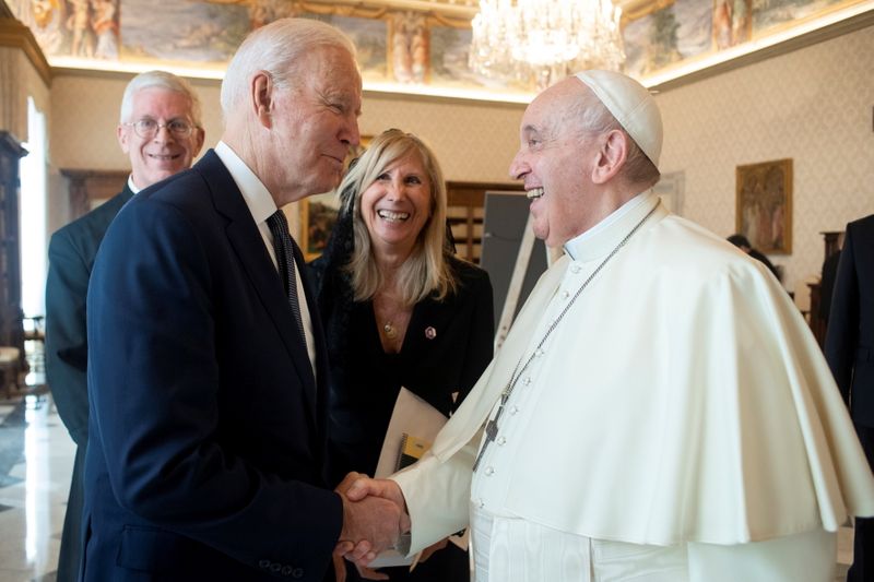 &copy; Reuters. Foto de archivo.  El Papa Francisco con el presidente Joe Biden en el Vaticano. 29 de octubre de  2021. Vatican Media/Handout via REUTERS