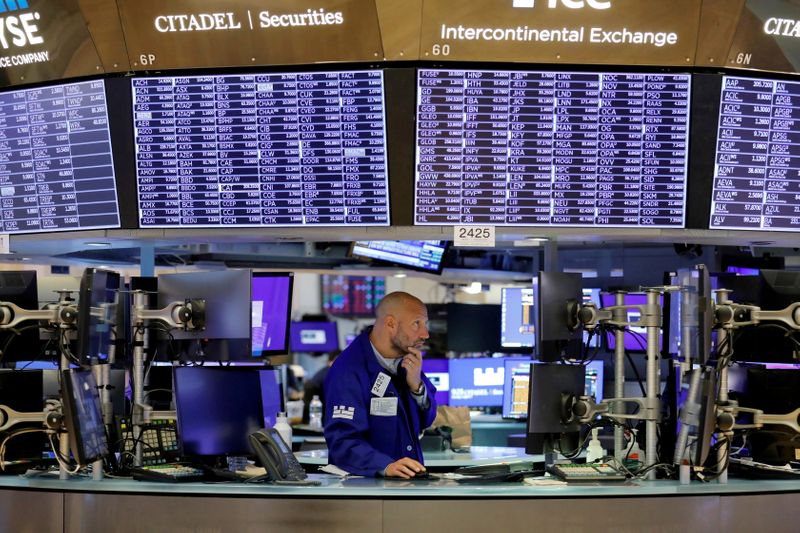 © Reuters. FILE PHOTO: A trader works on the trading floor at the New York Stock Exchange (NYSE) in Manhattan, New York City, U.S., August 9, 2021. REUTERS/Andrew Kelly/File Photo