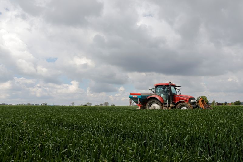 &copy; Reuters. Produtor aplica fertilizante
27/05/2021
REUTERS/Pascal Rossignol