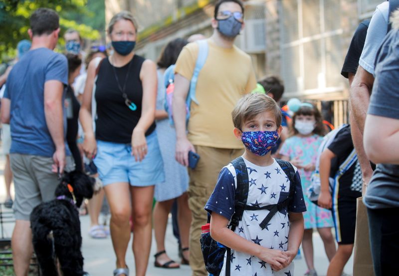 © Reuters. FILE PHOTO: A child wears a face mask on the first day of New York City schools, amid the coronavirus disease (COVID-19) pandemic in Brooklyn, New York, U.S. September 13, 2021. REUTERS/Brendan McDermid/File Photo