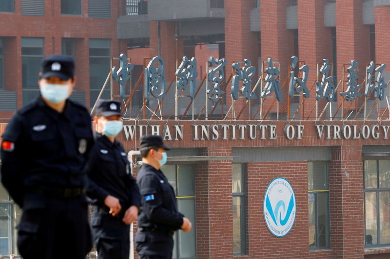 © Reuters. FILE PHOTO: Security personnel keep watch outside Wuhan Institute of Virology during the visit by the World Health Organization (WHO) team tasked with investigating the origins of the coronavirus disease (COVID-19), in Wuhan, Hubei province, China February 3, 2021. REUTERS/Thomas Peter/File Photo