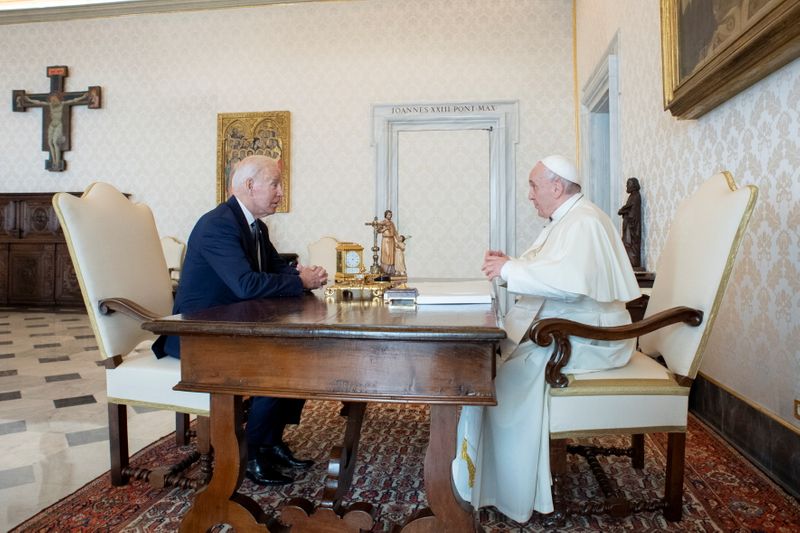 &copy; Reuters. Presidente dos EUA, Joe Biden, durante audiência com o papa Francisco
29/10/2021
Mídia do Vaticano/Divulgação via Reuters