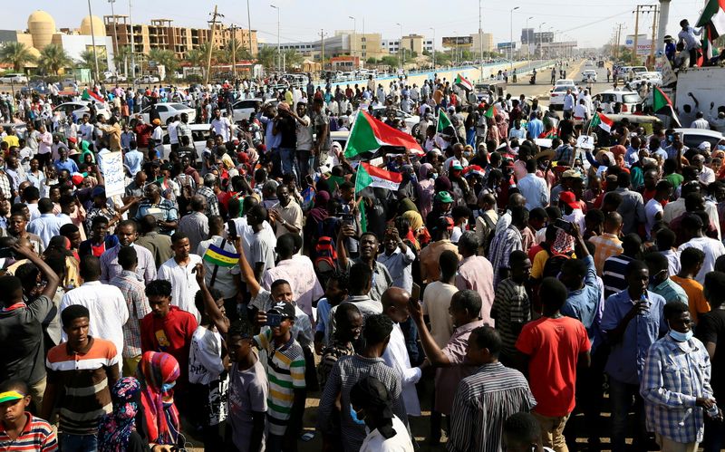 &copy; Reuters. متظاهرون يحتجون ضد الحكم العسكري في الخرطوم يوم 21 أكتوبر تشرين الأول 2021. تصوير: محمد نور الدين عبد الله - رويترز