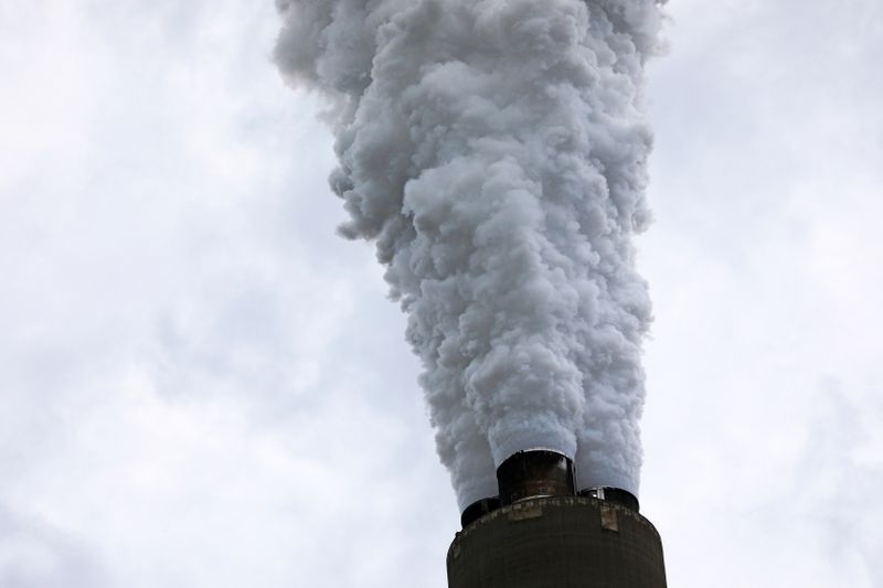 © Reuters. FILE PHOTO: Exhaust rises from the stacks of the Harrison Power Station in Haywood, West Virginia, U.S., May 16, 2018./File Photo