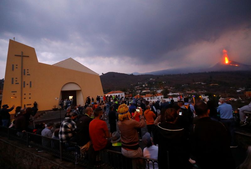 © Reuters. سياح يصلون لنقطة تاخويا لرؤية بركان كومبر فيجا الذي يستمر في قذف الحمم البركانية في لا بالما بإسبانيا يوم الجمعة. تصوير:رويترز.
