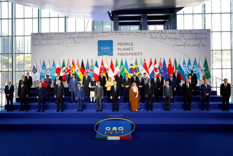 © Reuters. World leaders gather for the official family photograph on day one of the G20 leaders summit at the convention center of La Nuvola, in Rome, October 30, 2021. Ludovic Marin/Pool via REUTERS