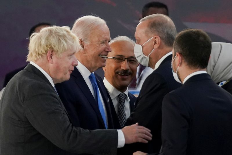 © Reuters. U.S. President Joe Biden talks with Turkey's President Tayyip Erdogan and Britain's Prime Minister Boris Johnson as he attends the G20 leaders' summit in Rome, Italy October 30, 2021. REUTERS/Kevin Lamarque/Pool