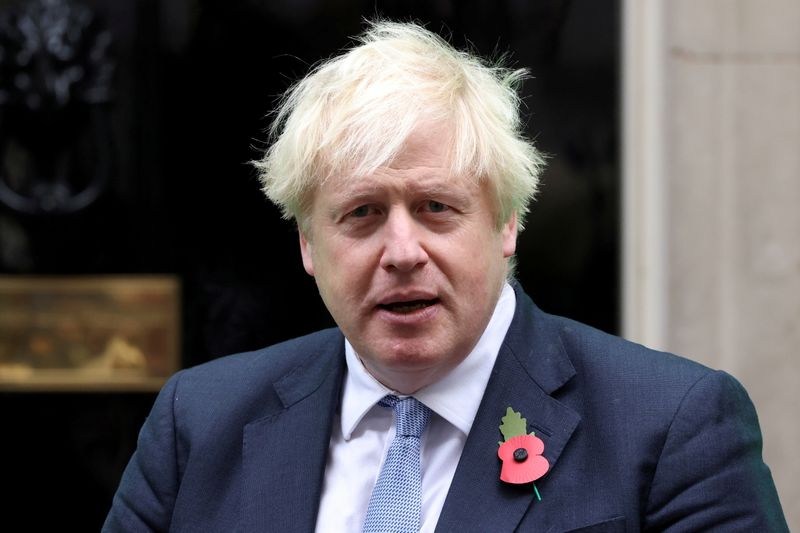 &copy; Reuters. Le Premier ministre britannique Boris Johnson a déclaré samedi qu'il ne pouvait pas exclure des sanctions commerciales contre la France la semaine prochaine, dans le cadre du conflit qui oppose les deux pays sur la pêche. /Photo prise le 29 octobre 202