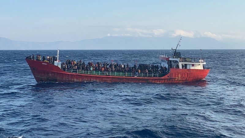 © Reuters. سفينة شحن تحمل مهاجرين تم إنقاذهم أثناء إبحارها قبالة سواحل جزيرة كريت باليونان يوم 29 أكتوبر تشرين الأول 2021. صورة لرويترز من خفر السواحل اليوناني.