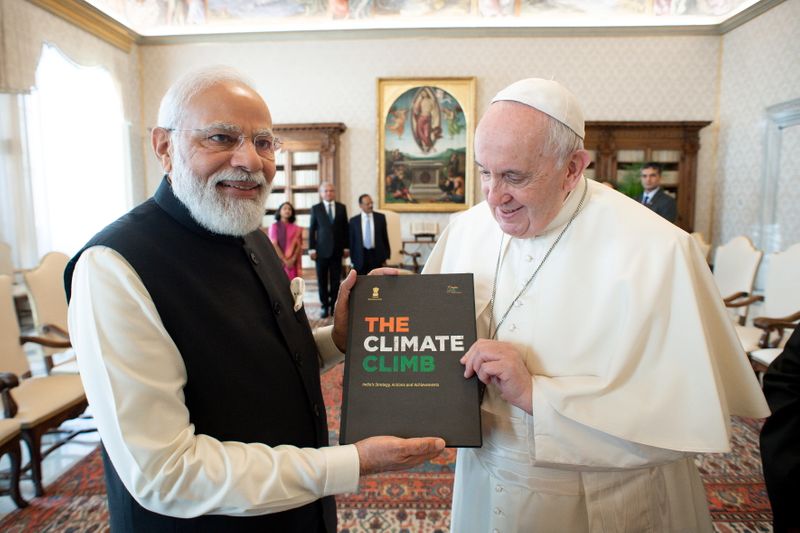 © Reuters. رئيس وزراء الهند ناريندرا مودي مع البابا فرنسيس في الفاتيكان يوم السبت. صورة لرويترز من المركز الإعلامي للفاتيكان.
