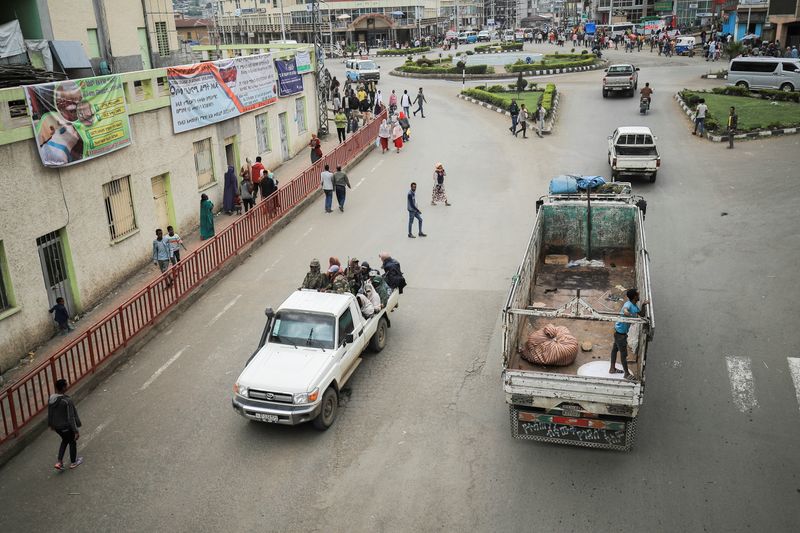 © Reuters. Members of the Amhara Militia patrol on the streets in Dessie town, Amhara Region, Ethiopia, October 9, 2021. Picture taken October 9, 2021. REUTERS/Tiksa Negeri