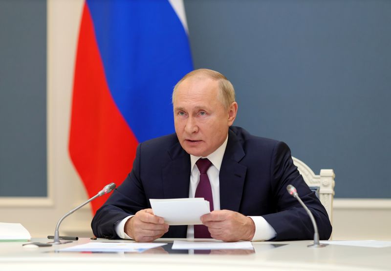 بوتين يدعو مجموعة العشرين للإسراع بالاعتراف المتبادل بلقاحات كوفيد-19