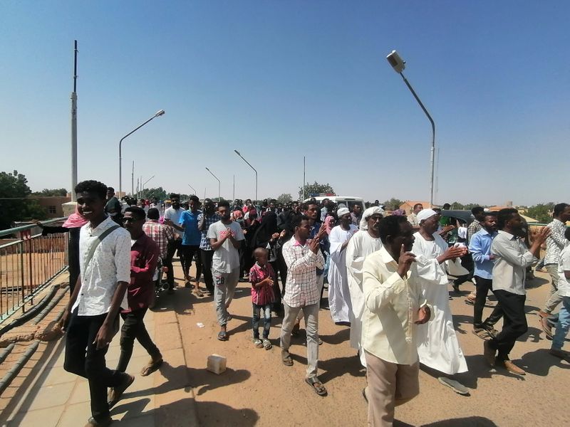 &copy; Reuters. مظاهرات مناهضة لاستيلاء الجيش على السلطة في السودان يوم 27 أكتوبر تشرين الأول 2021. صورة حصلت عليها رويترز من طرف آخر