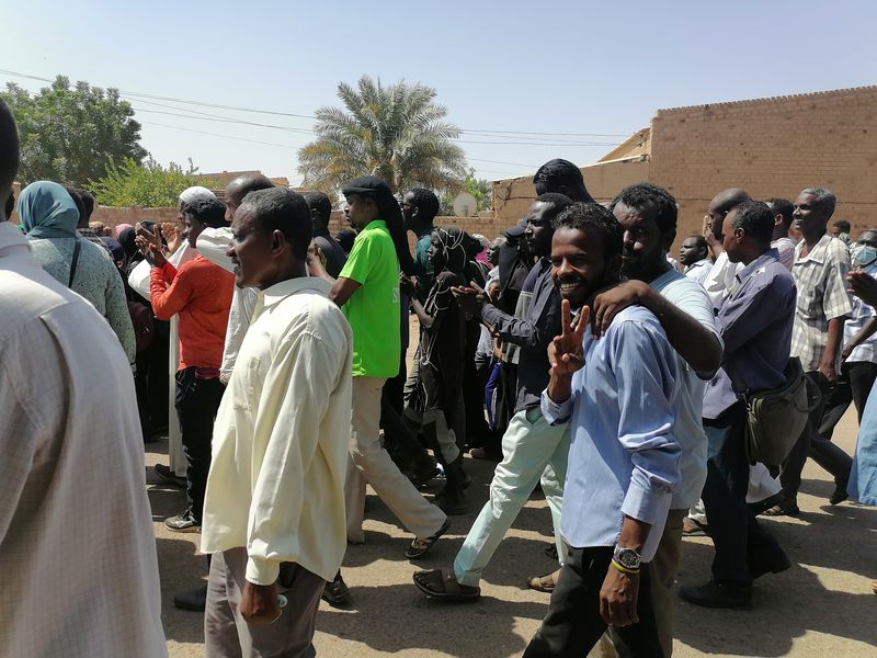 &copy; Reuters. متظاهرون يطالبون بعودة الحكومة المدنية في السودان يوم 27 أكتوبر تشرين الأول 2021. صورة حصلت عليها رويترز من طرف آخر 