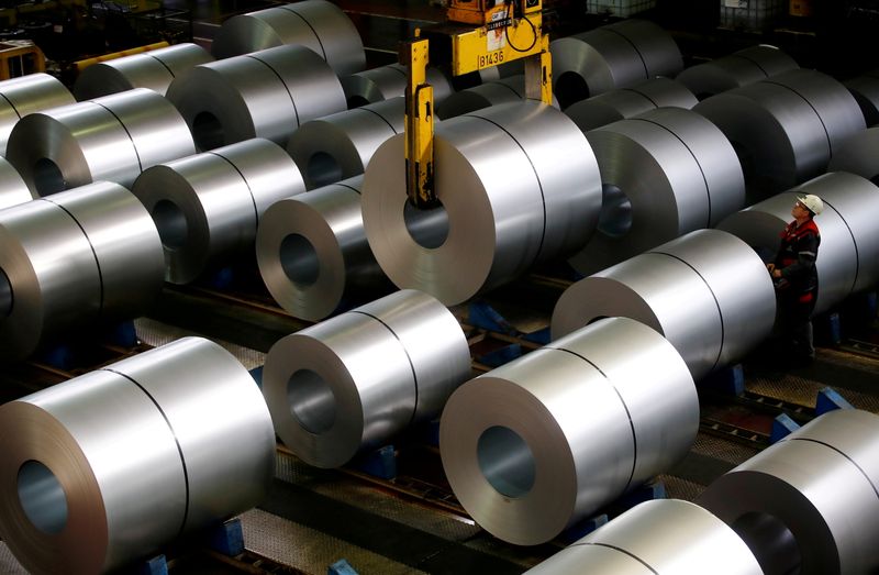 &copy; Reuters. Imagen de archivo de una grúa transportando piezas de aluminio en la fábrica de ThyssenKrupp en Duisburgo, Alemania. 30 enero 2020. REUTERS/Wolfgang Rattay