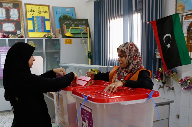 &copy; Reuters. امرأة تشارك في انتخابات سابقة في ليبيا. صورة من أرشيف رويترز