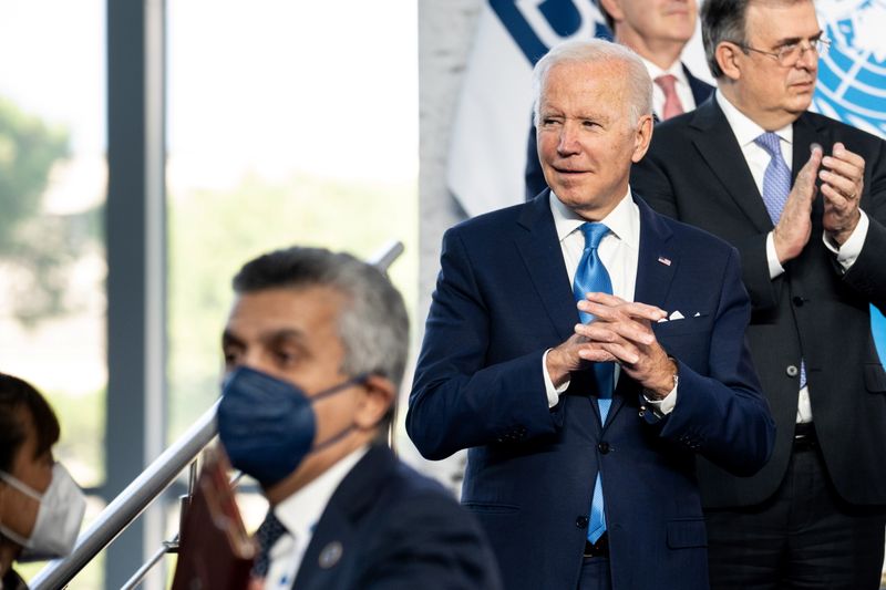 &copy; Reuters. El presidente de Estyados Unidos, Joe Biden, asiste a una fotografía oficial durante la cumbre del G20 en Roma, Italia, Octubre 30, 2021. Erin Schaff/Pool vía REUTERS