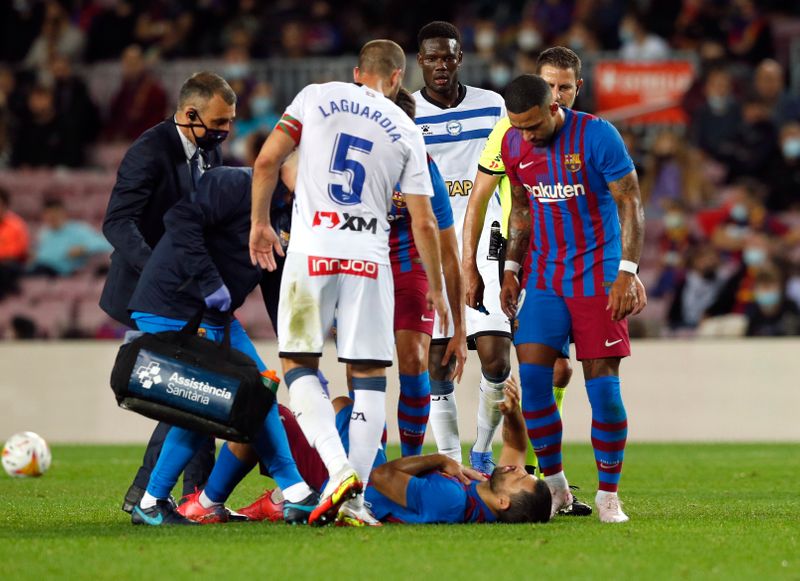 &copy; Reuters. سيرجيو أجويرو لاعب برشلونة يستلقي على الأرض مصابا أثناء مباراة الفريق يوم السبت أمام ألافيس في دوري الدرجة الأولى الإسباني لكرة القدم. رويت