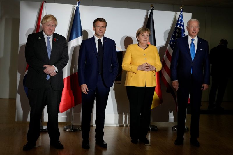 &copy; Reuters. Britain's Prime Minister Boris Johnson, France's President Emmanuel Macron, Germany's Chancellor Angela Merkel and U.S. President Joe Biden pose for a family photo prior to a meeting during the G20 leaders' summit in Rome, Italy October 30, 2021. Kirsty W