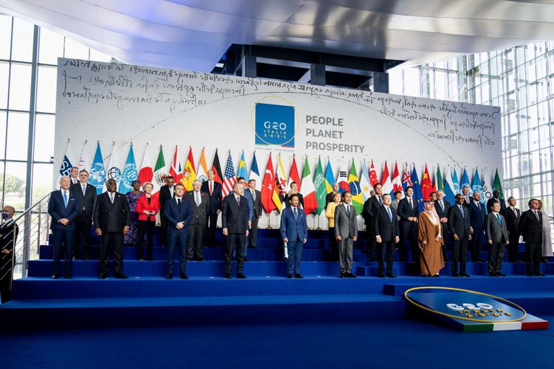 زعماء مجموعة العشرين يواجهون محادثات صعبة بشأن المناخ في ثاني يوم من قمتهم