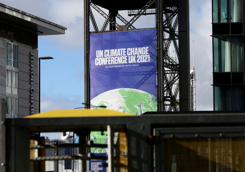 &copy; Reuters. لافتة دعائية لمؤتمر كوب26 لتغير المناخ في جلاسجو باسكتلندا يوم السبت. تصوير: إيف هيرمان - رويترز.

