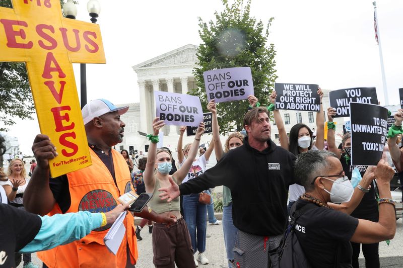 © Reuters. People protest for and against abortion rights outside of the U.S. Supreme Court building in Washington, D.C., U.S. October 4, 2021. REUTERS/Leah Millis/