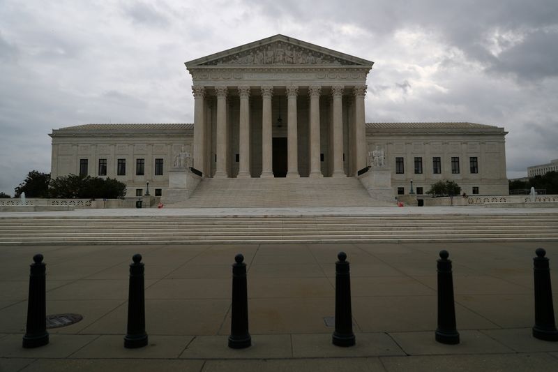 &copy; Reuters. Storm clouds roll in over the U.S. Supreme Court in Washington, U.S., September 1, 2021. REUTERS/Tom Brenner/