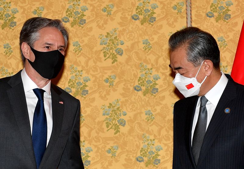 &copy; Reuters. وزير الخارجية الأمريكي أنتوني بلينكن (يسارا) يلتقي نظيره الصيني وانغ يي على هامش قمة مجموعة العشرين في روما يوم الأحد. صورة لرويترز من ممثل ع