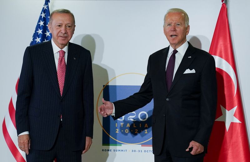 © Reuters. U.S. President Joe Biden and Turkey's President Tayyip Erdogan pose for a photo as they attend a bilateral meeting, on the sidelines of the G20 leaders' summit in Rome, Italy October 31, 2021. REUTERS/Kevin Lamarque